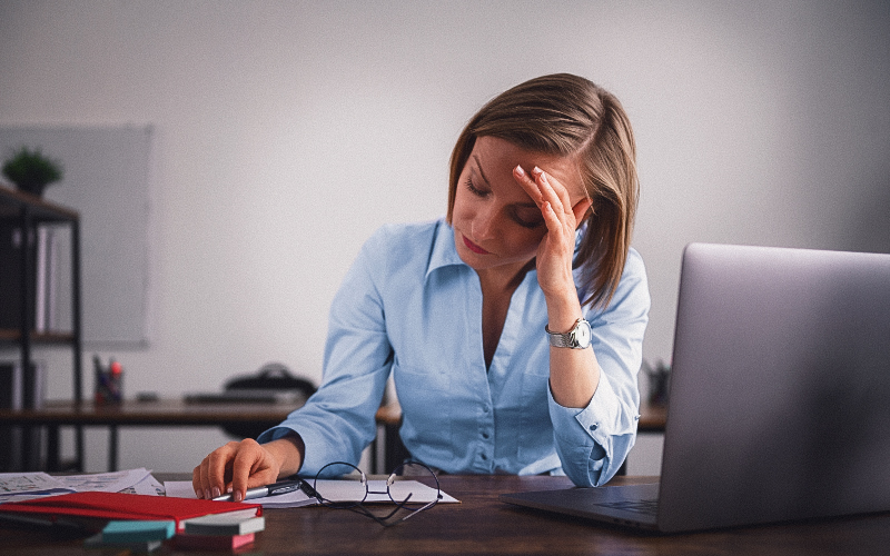 Profissionais podem apresentar esgotamento físico e mental, alterações de humor, insônia, sentimentos de fracasso, dores musculares e de cabeça, além de alterações nos batimentos cardíacos