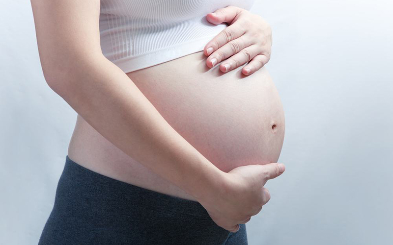 Pesquisadores australianos encontraram evidências de que um baixo nível de vitamina D durante a gestação — mais especificamente durante a 20ª semana de gestação — torna a grávida mais propensa a ter um filho com traços autistas até os seis anos de idade.