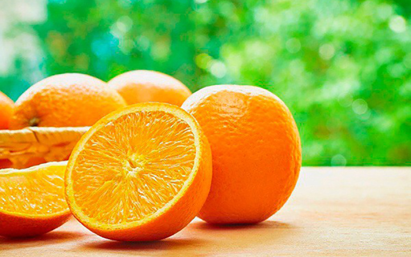 A laranja é conhecida principalmente pela vitamina C, e como um dos principais alimentos que ajudam na prevenção e também no tratamento de gripes e resfriados.