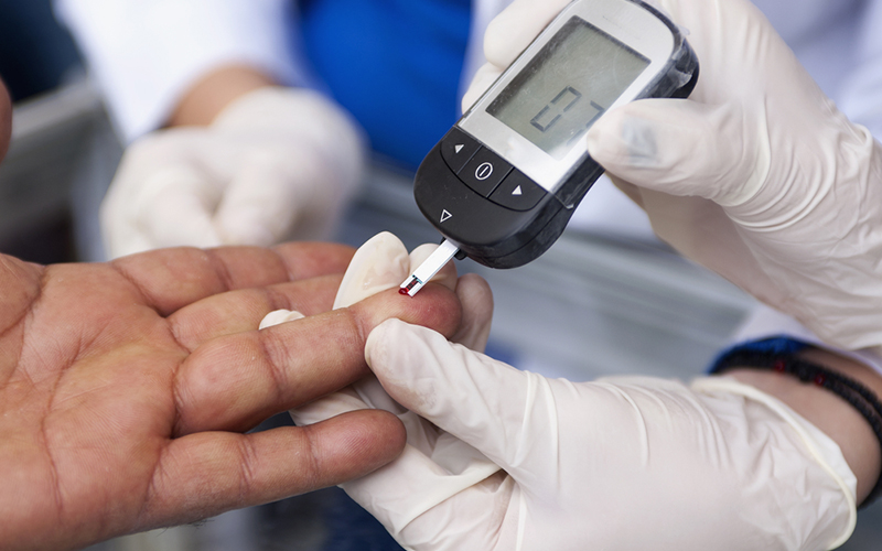 A diabetes, doença caracterizada pelo aumento da glicose no sangue, afeta mais de 8% da população brasileira.