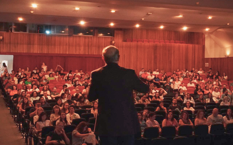 Em evento no Teatro da APCD, Dr. Chediek destacou o papel da APCD no apoio e desenvolvimento da Odontologia em São Paulo