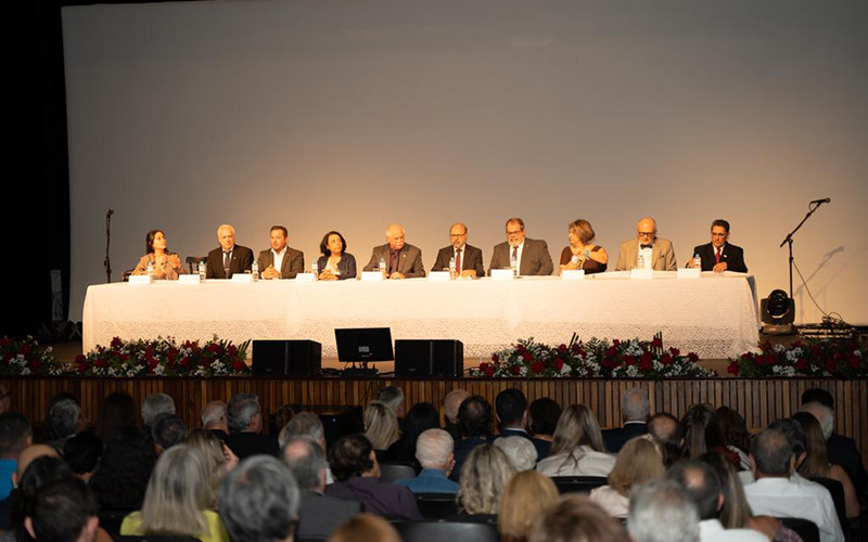 Cerimonial é marcado por presenças ilustres, homenagens, e apresentação musical de Renato Teixeira